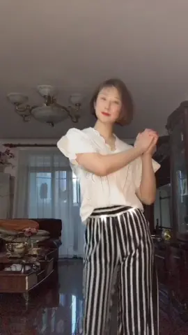 #wo的高能瞬间 #日常vlog 80年代儿时的儿歌没想到现在还能在抖音里玩一把😄#破次元变身 @抖音小助手