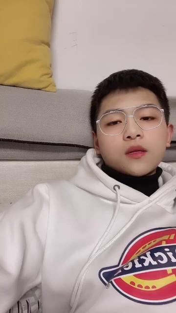 小宇(黑t) - 妹妹来个闪现 #戴眼镜颜值测试 - kol 数据,网红排行榜